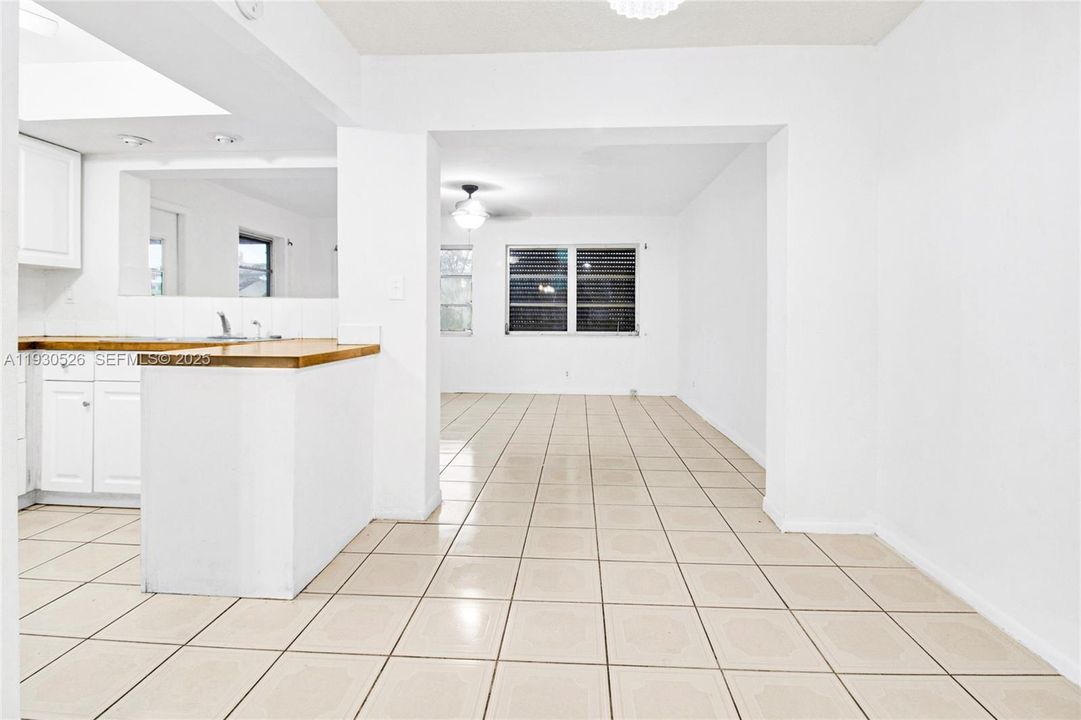 For Sale: $330,000 (2 beds, 1 baths, 1118 Square Feet)