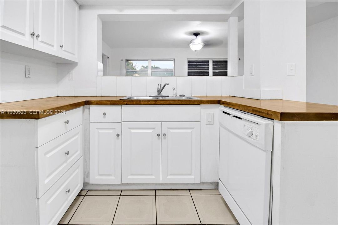 For Sale: $330,000 (2 beds, 1 baths, 1118 Square Feet)