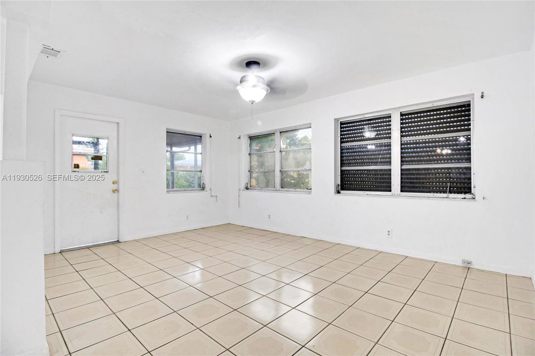 For Sale: $330,000 (2 beds, 1 baths, 1118 Square Feet)