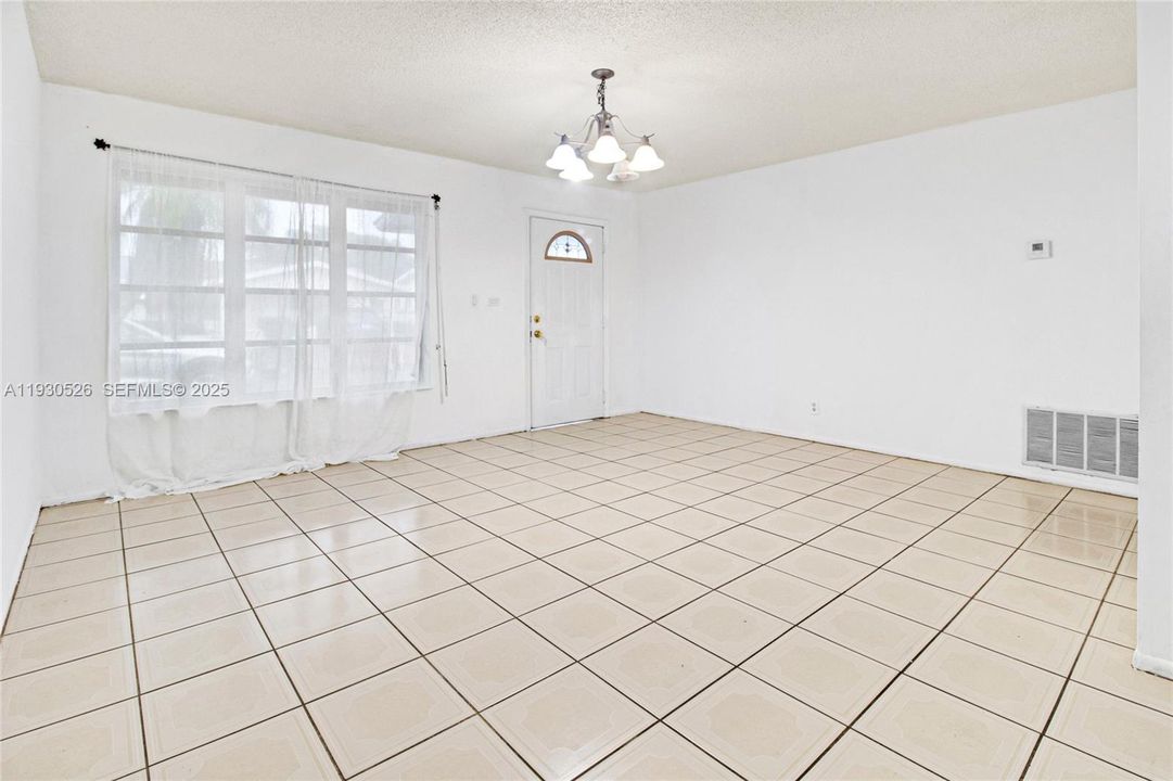 For Sale: $330,000 (2 beds, 1 baths, 1118 Square Feet)