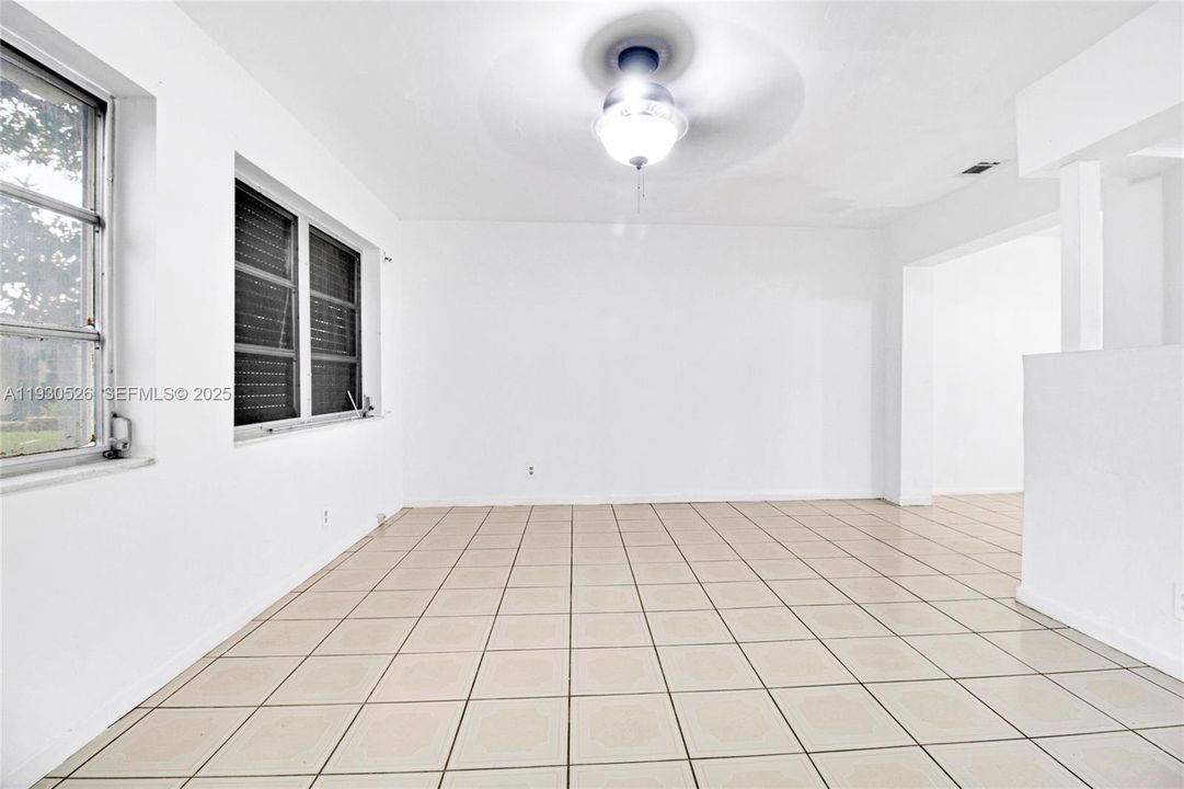 For Sale: $330,000 (2 beds, 1 baths, 1118 Square Feet)