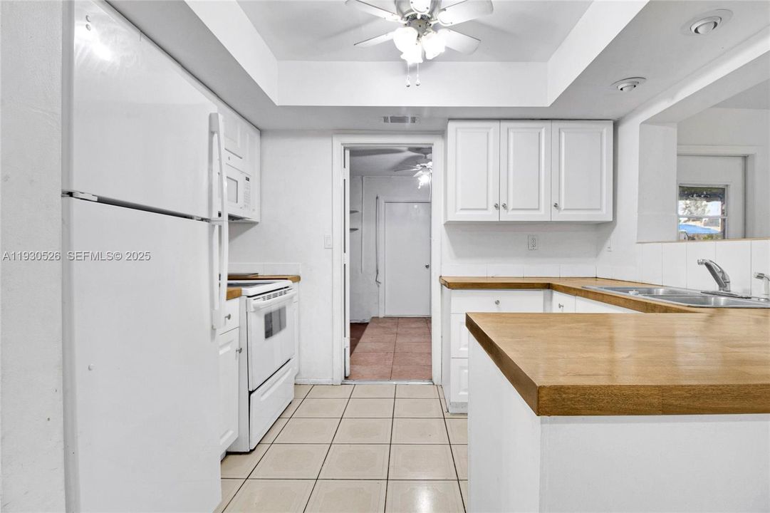 For Sale: $330,000 (2 beds, 1 baths, 1118 Square Feet)