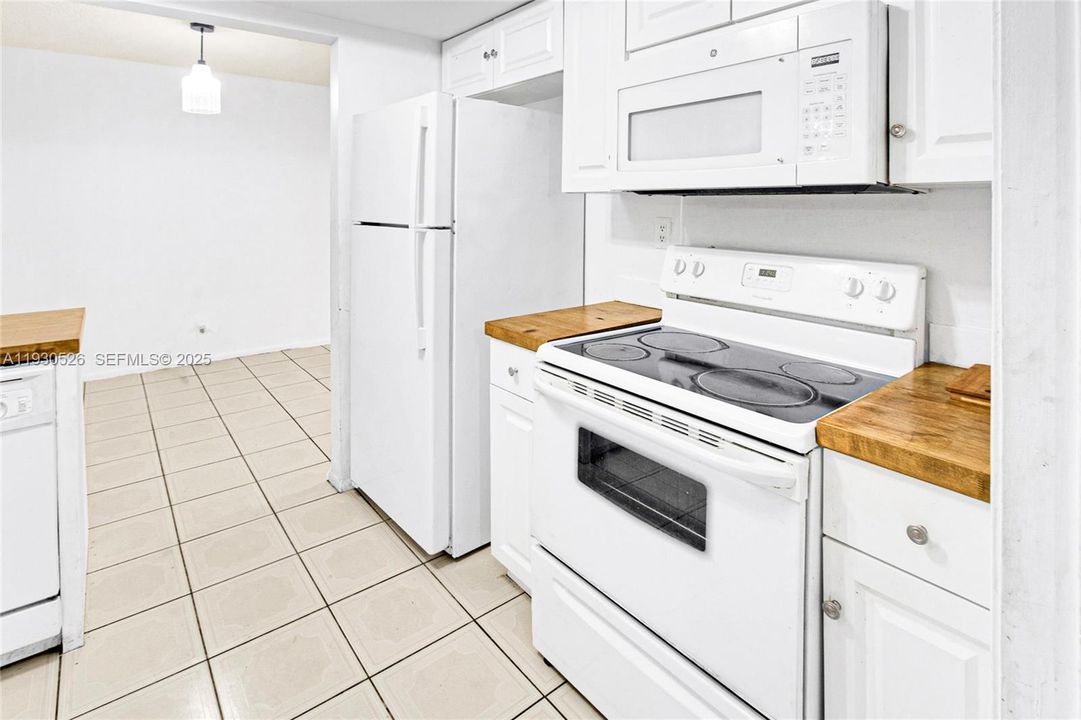 For Sale: $330,000 (2 beds, 1 baths, 1118 Square Feet)