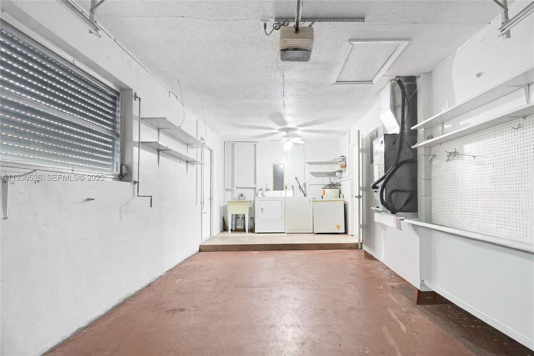 For Sale: $330,000 (2 beds, 1 baths, 1118 Square Feet)