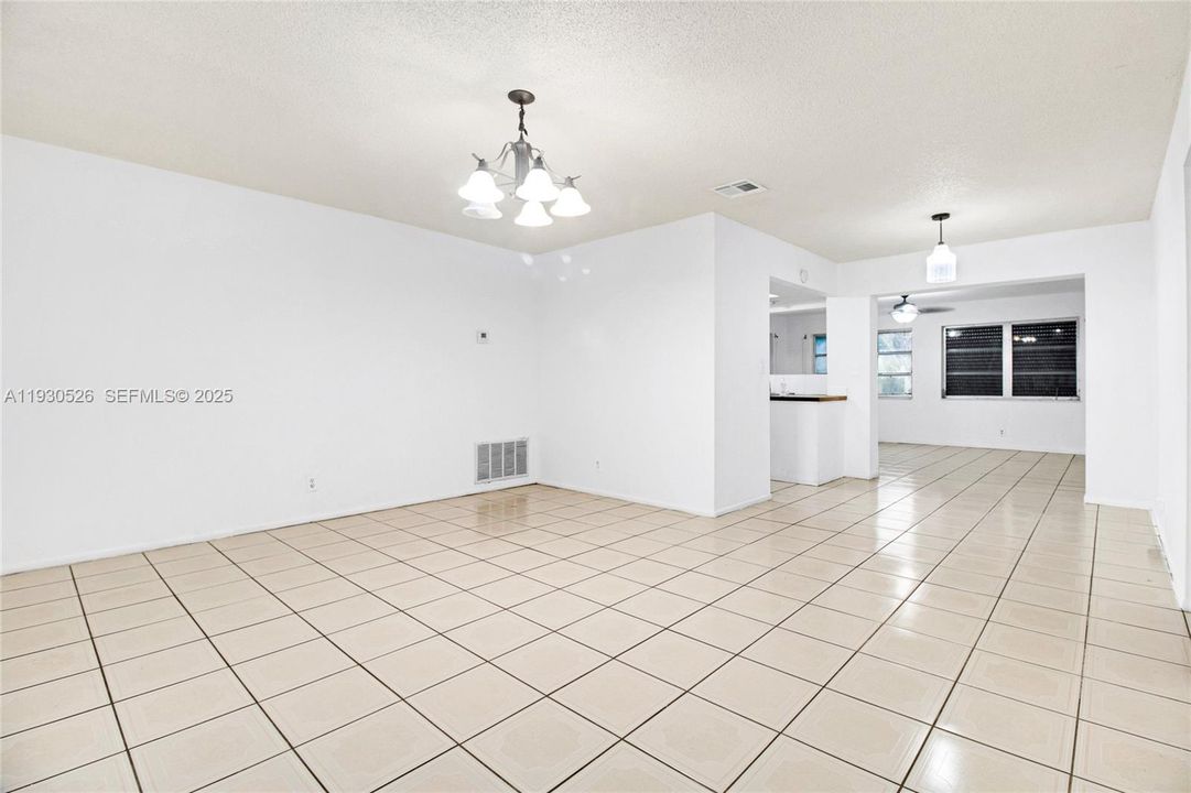For Sale: $330,000 (2 beds, 1 baths, 1118 Square Feet)
