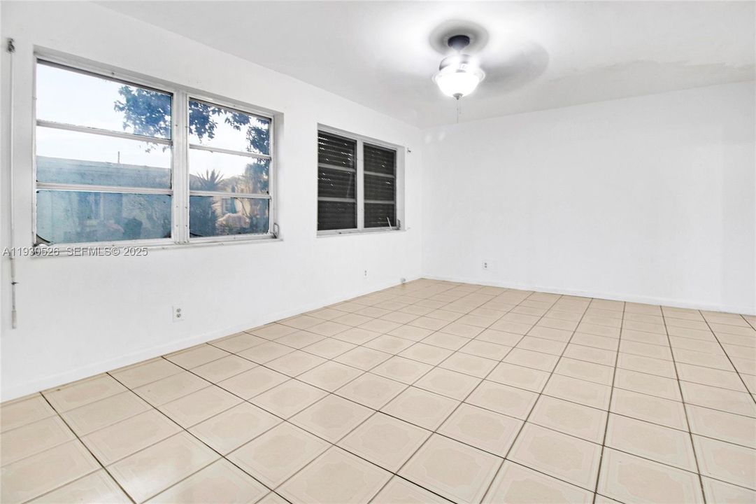 For Sale: $330,000 (2 beds, 1 baths, 1118 Square Feet)