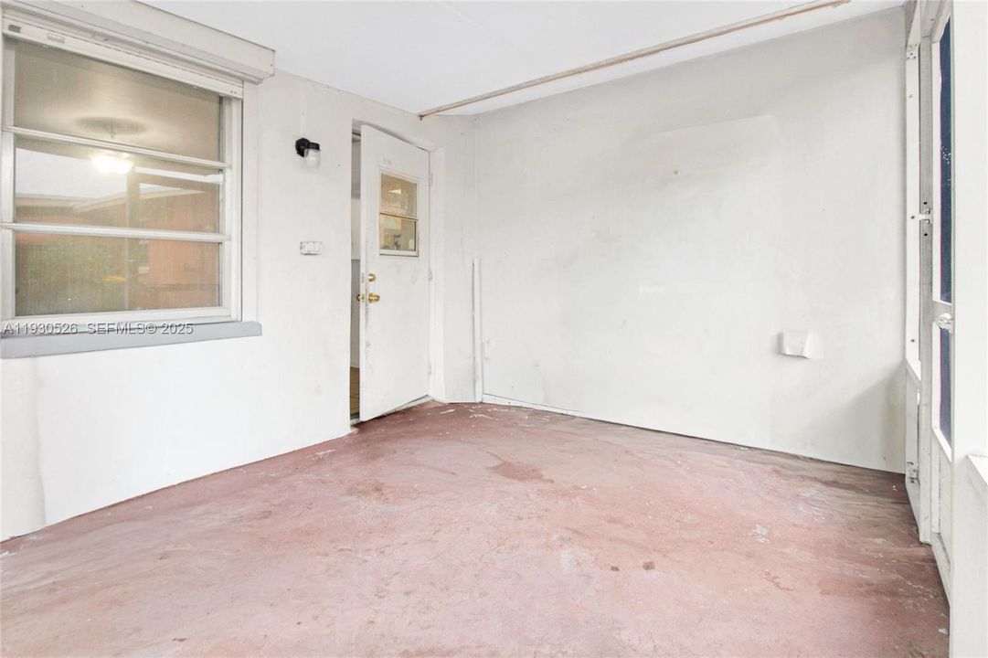 For Sale: $330,000 (2 beds, 1 baths, 1118 Square Feet)