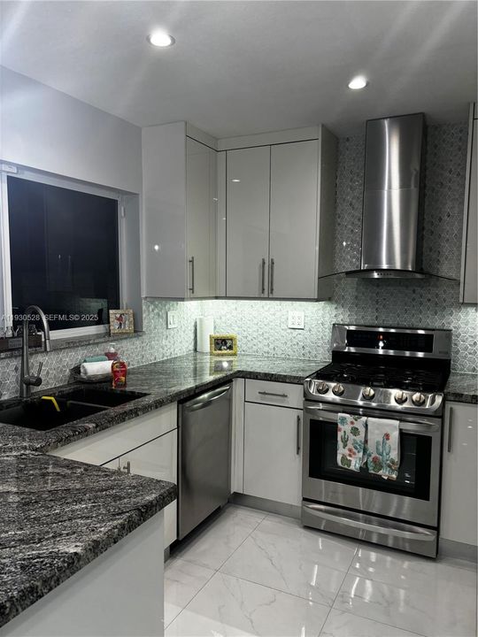 出租: $3,950 (3 贝兹, 2 浴室, 1408 平方英尺)