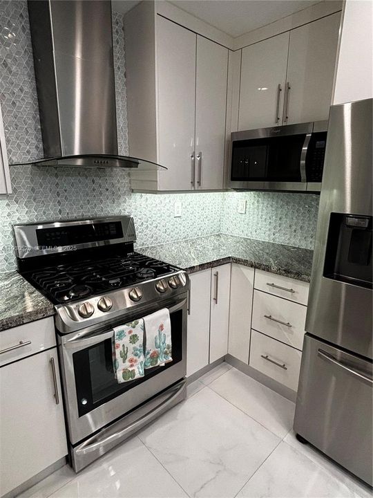 出租: $3,950 (3 贝兹, 2 浴室, 1408 平方英尺)