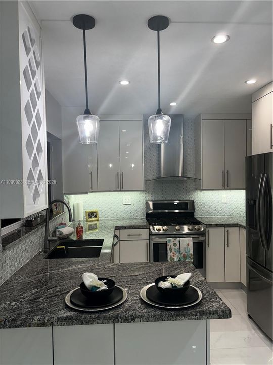 出租: $3,950 (3 贝兹, 2 浴室, 1408 平方英尺)