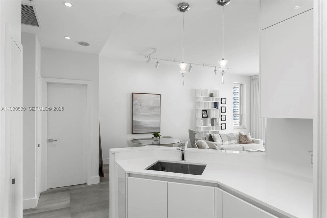 For Rent: $4,850 (1 beds, 1 baths, 780 Square Feet)