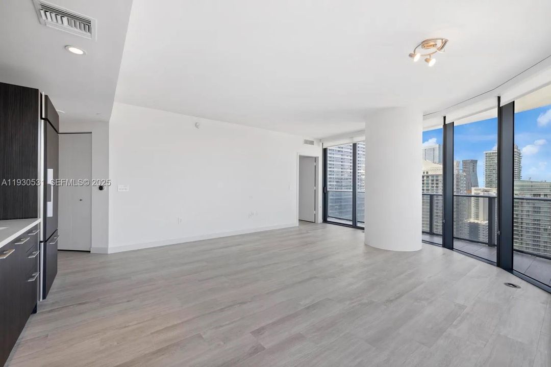 For Rent: $5,250 (2 beds, 2 baths, 1053 Square Feet)