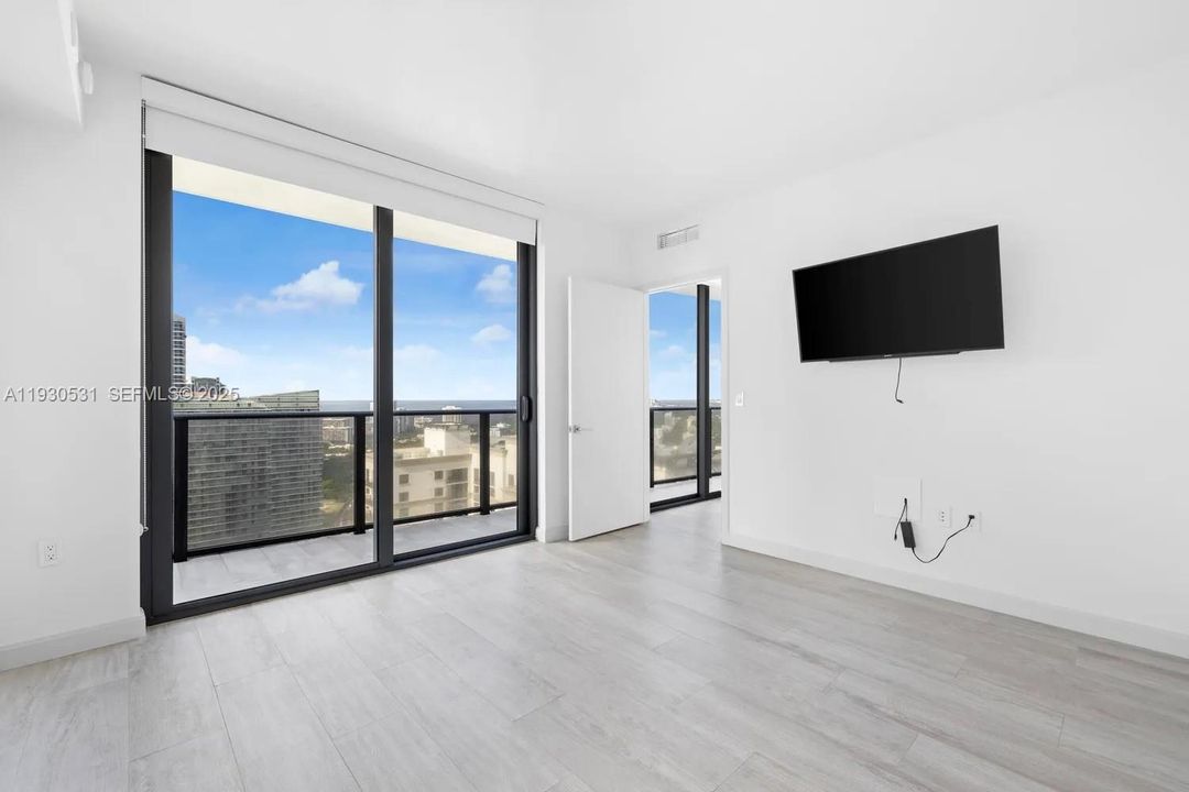 For Rent: $5,250 (2 beds, 2 baths, 1053 Square Feet)