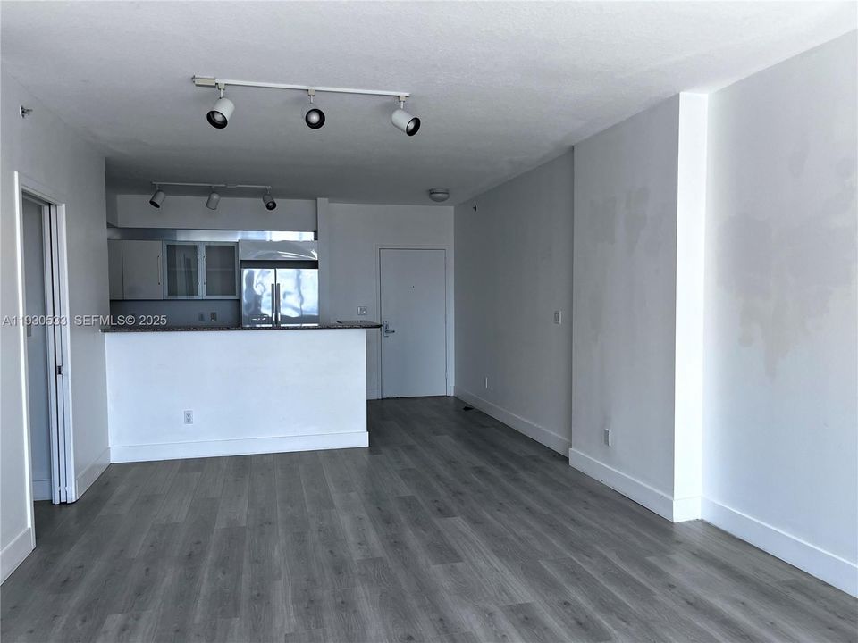 出租: $3,600 (2 贝兹, 2 浴室, 1145 平方英尺)