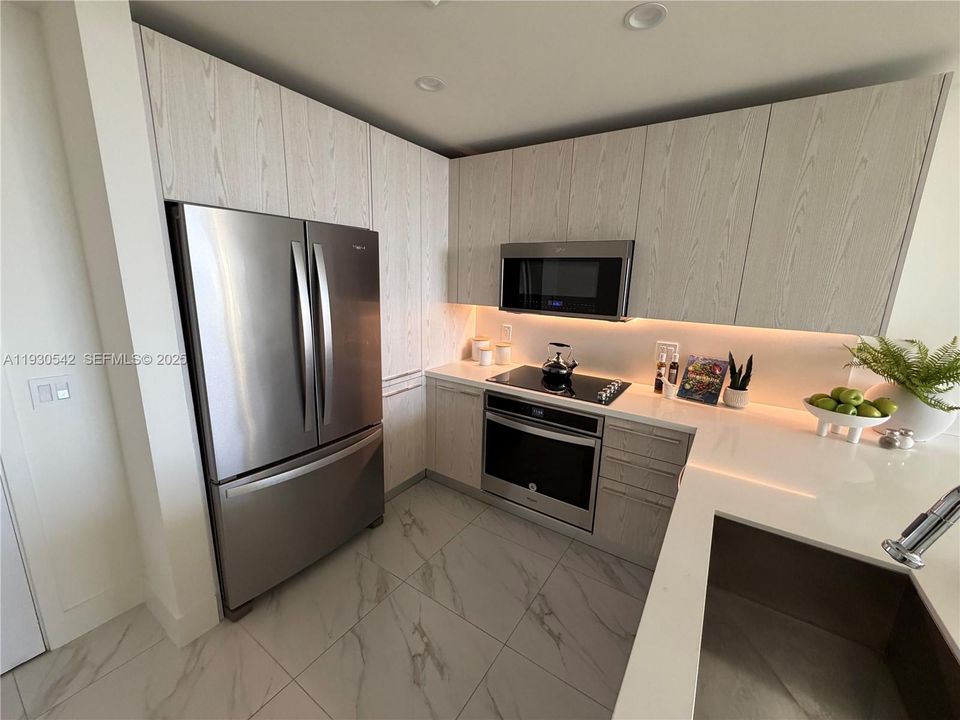 For Sale: $449,000 (2 beds, 2 baths, 877 Square Feet)