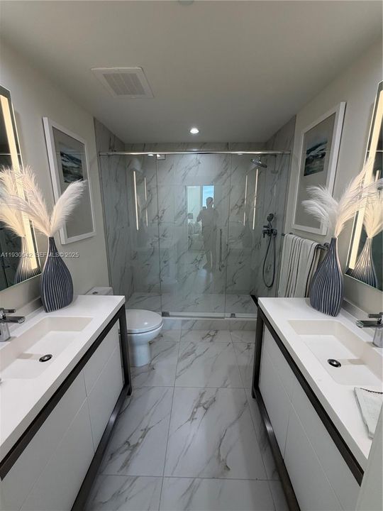 For Sale: $449,000 (2 beds, 2 baths, 877 Square Feet)