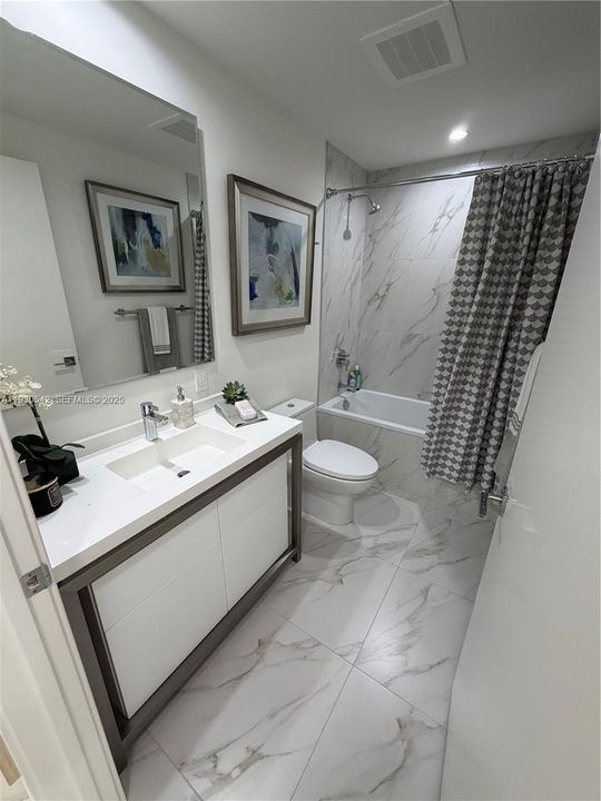 For Sale: $449,000 (2 beds, 2 baths, 877 Square Feet)