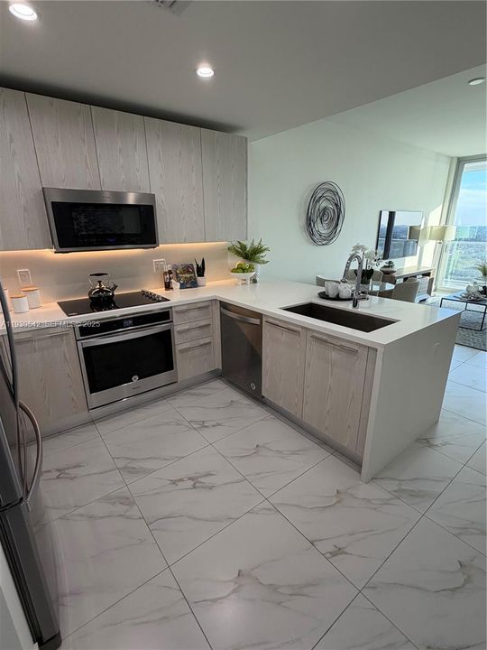 For Sale: $449,000 (2 beds, 2 baths, 877 Square Feet)