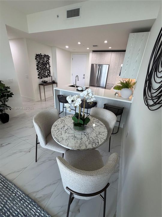 For Sale: $449,000 (2 beds, 2 baths, 877 Square Feet)