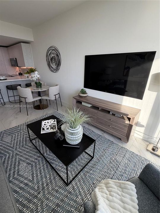 For Sale: $449,000 (2 beds, 2 baths, 877 Square Feet)