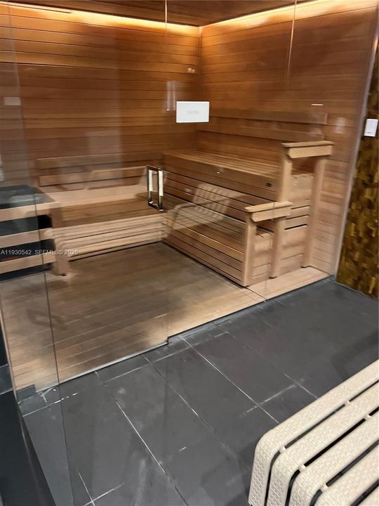 For Sale: $449,000 (2 beds, 2 baths, 877 Square Feet)