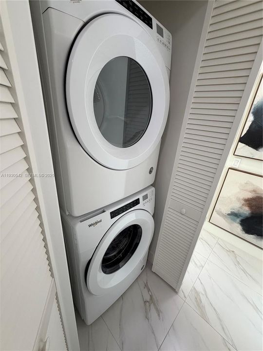 For Sale: $449,000 (2 beds, 2 baths, 877 Square Feet)