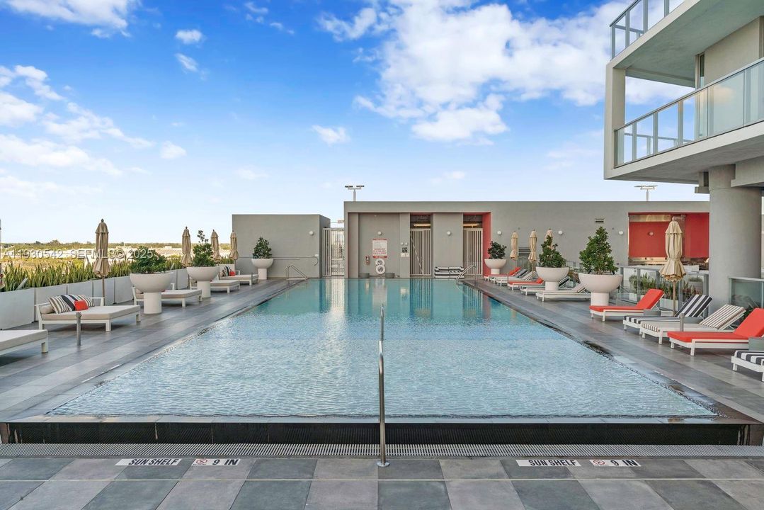 For Sale: $449,000 (2 beds, 2 baths, 877 Square Feet)