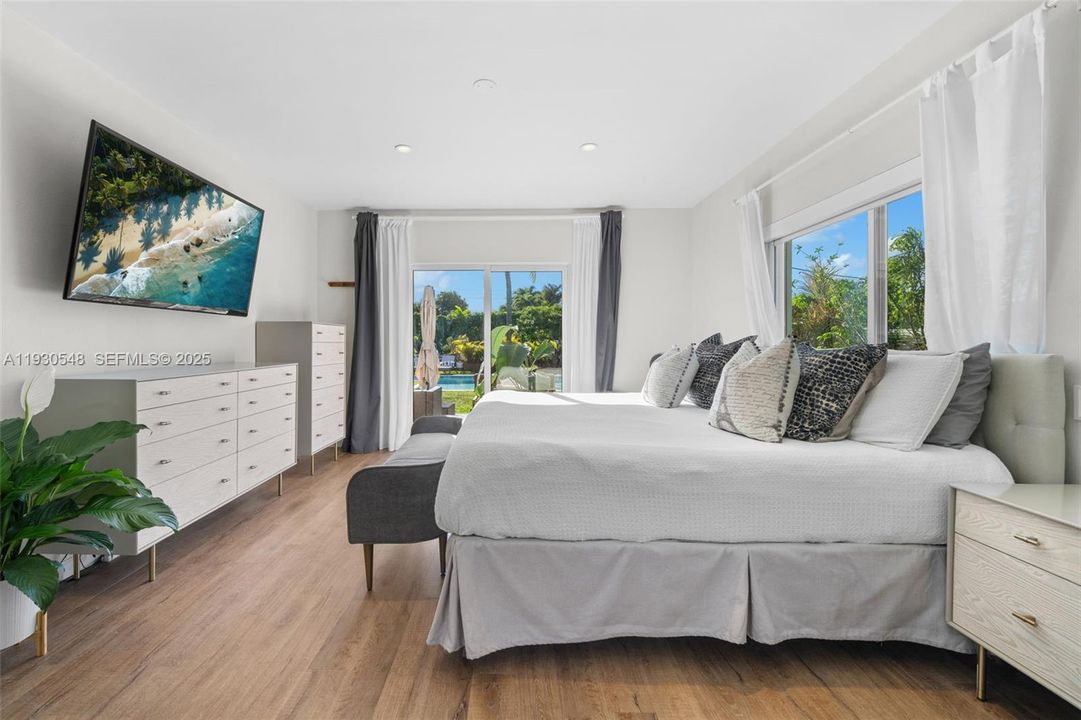 MASTER LEADING TO THE POOL