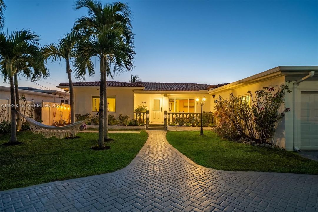 For Sale: $2,990,000 (4 beds, 3 baths, 1978 Square Feet)