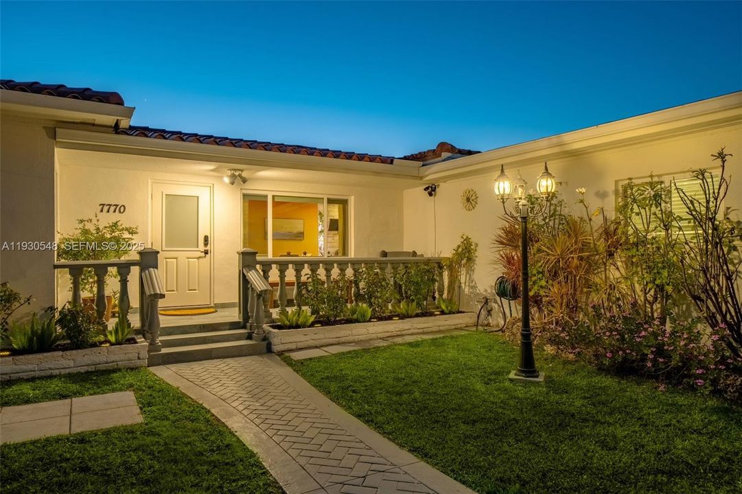 For Sale: $2,990,000 (4 beds, 3 baths, 1978 Square Feet)