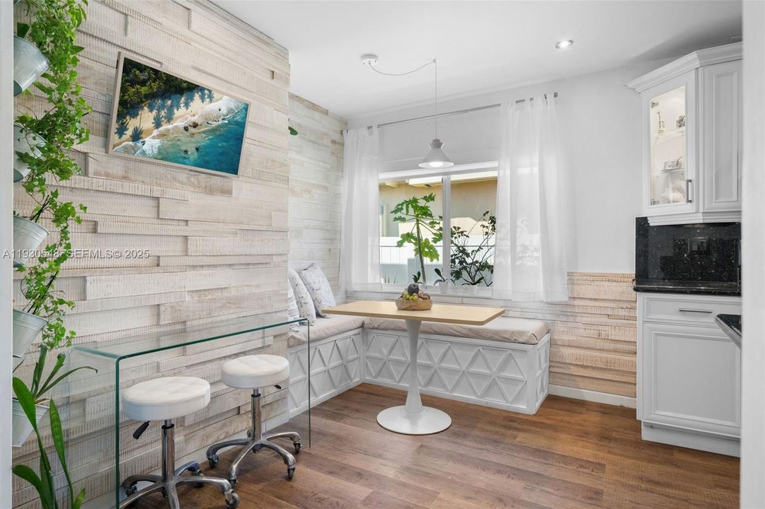 KITCHEN BREAKFAST NOOK