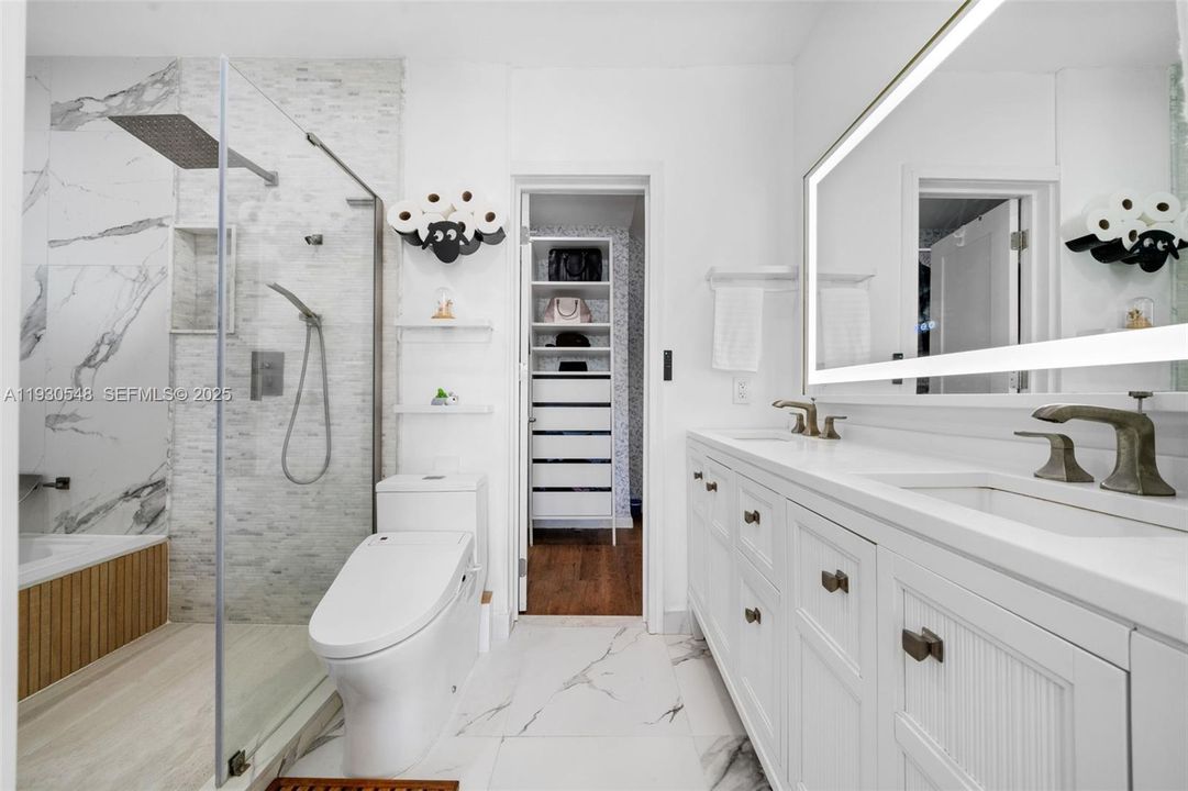 SPACIOUS MASTER BATHROOM /ALL UPDATED