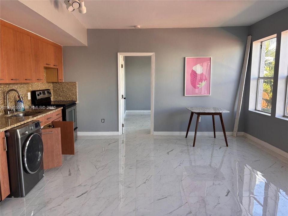 На продажу: $399,000 (2 спален, 2 ванн, 790 Квадратных фут)