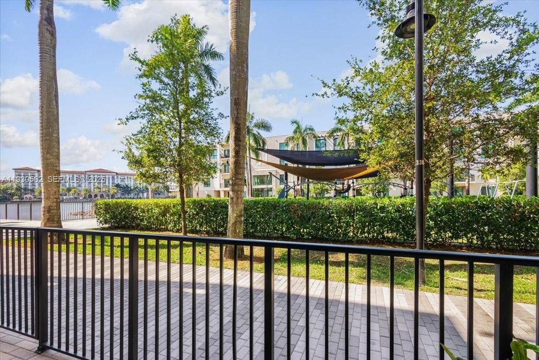 For Sale: $530,000 (2 beds, 2 baths, 1129 Square Feet)