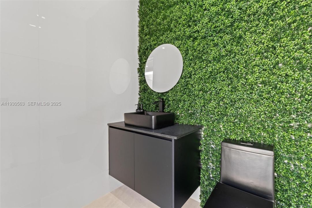 For Sale: $1,600,000 (5 beds, 6 baths, 2878 Square Feet)