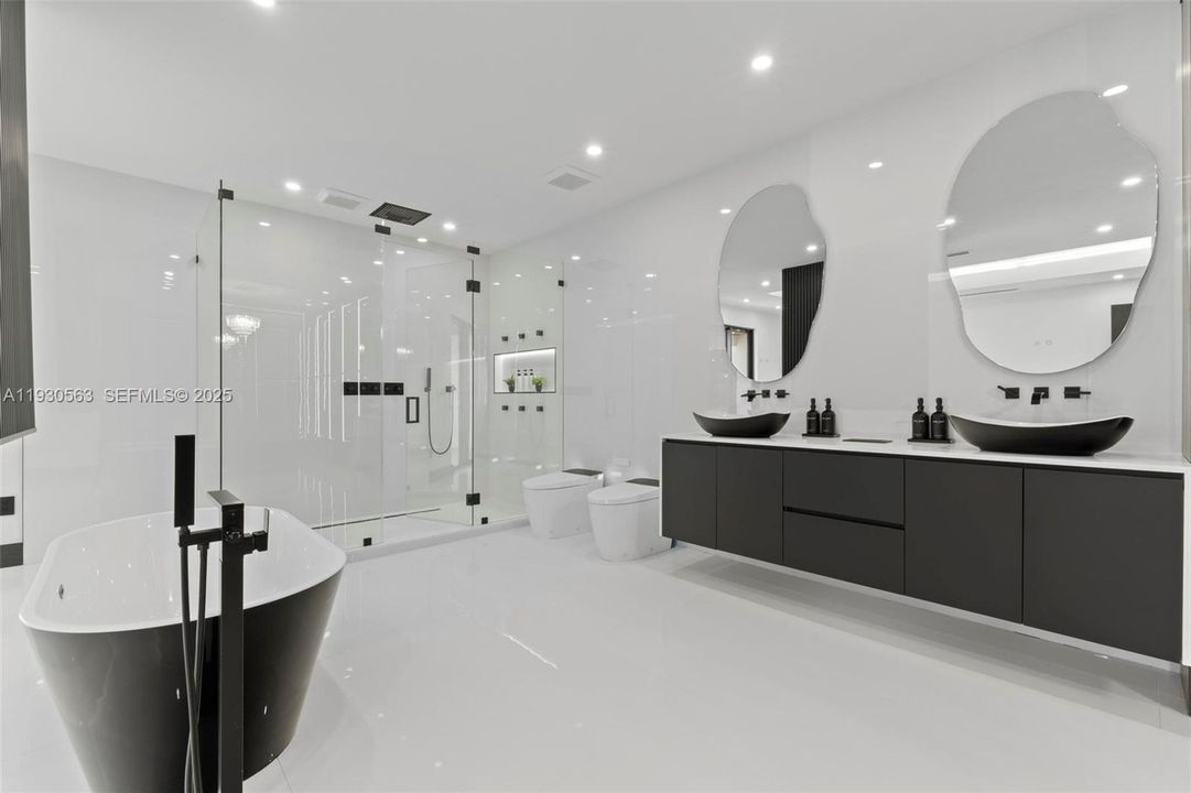 For Sale: $1,600,000 (5 beds, 6 baths, 2878 Square Feet)