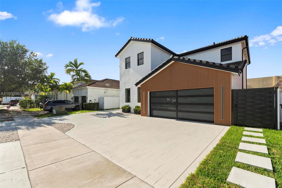 For Sale: $1,600,000 (5 beds, 6 baths, 2878 Square Feet)