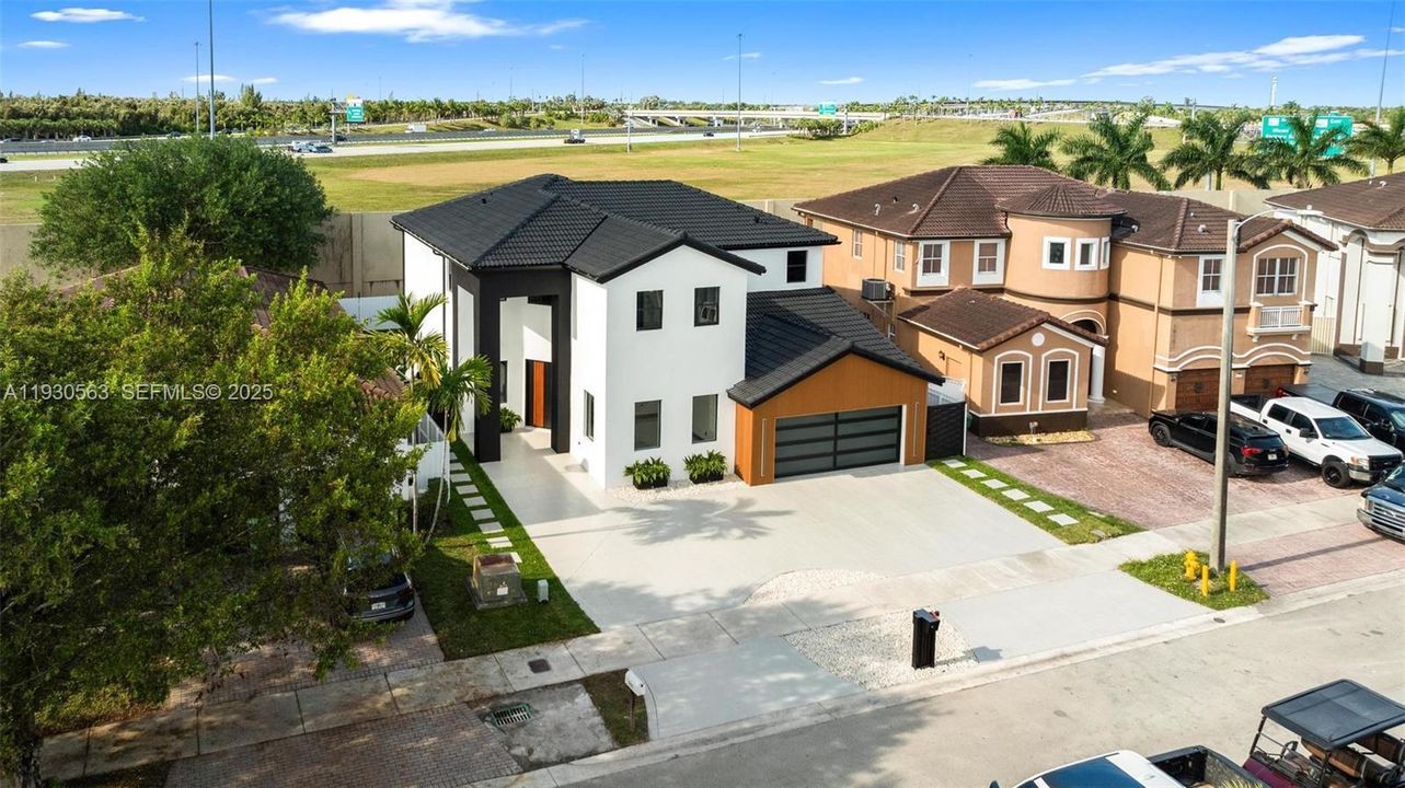 For Sale: $1,600,000 (5 beds, 6 baths, 2878 Square Feet)