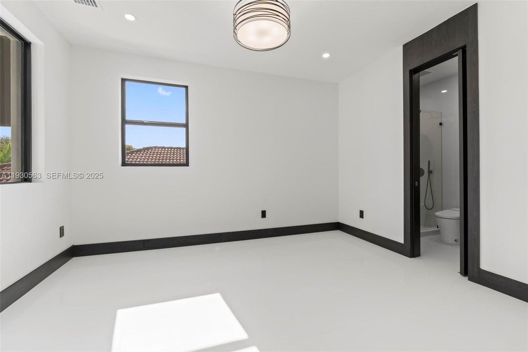 For Sale: $1,600,000 (5 beds, 6 baths, 2878 Square Feet)