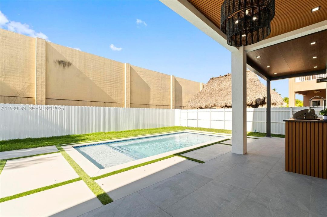 For Sale: $1,600,000 (5 beds, 6 baths, 2878 Square Feet)