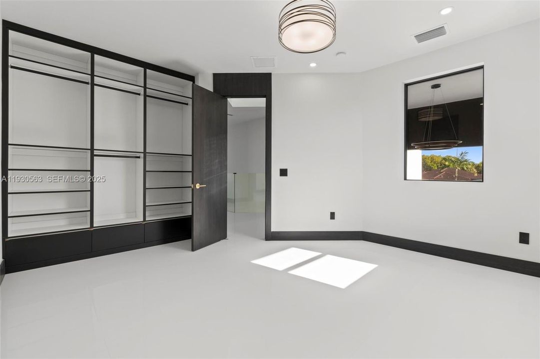 For Sale: $1,600,000 (5 beds, 6 baths, 2878 Square Feet)