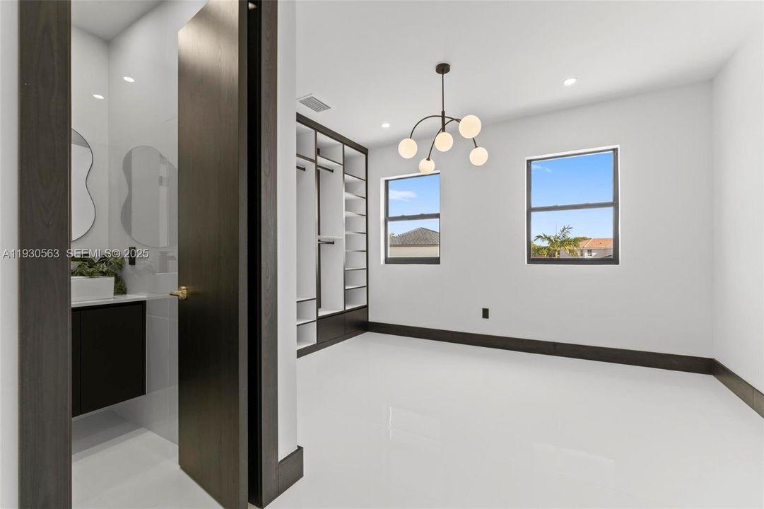 For Sale: $1,600,000 (5 beds, 6 baths, 2878 Square Feet)