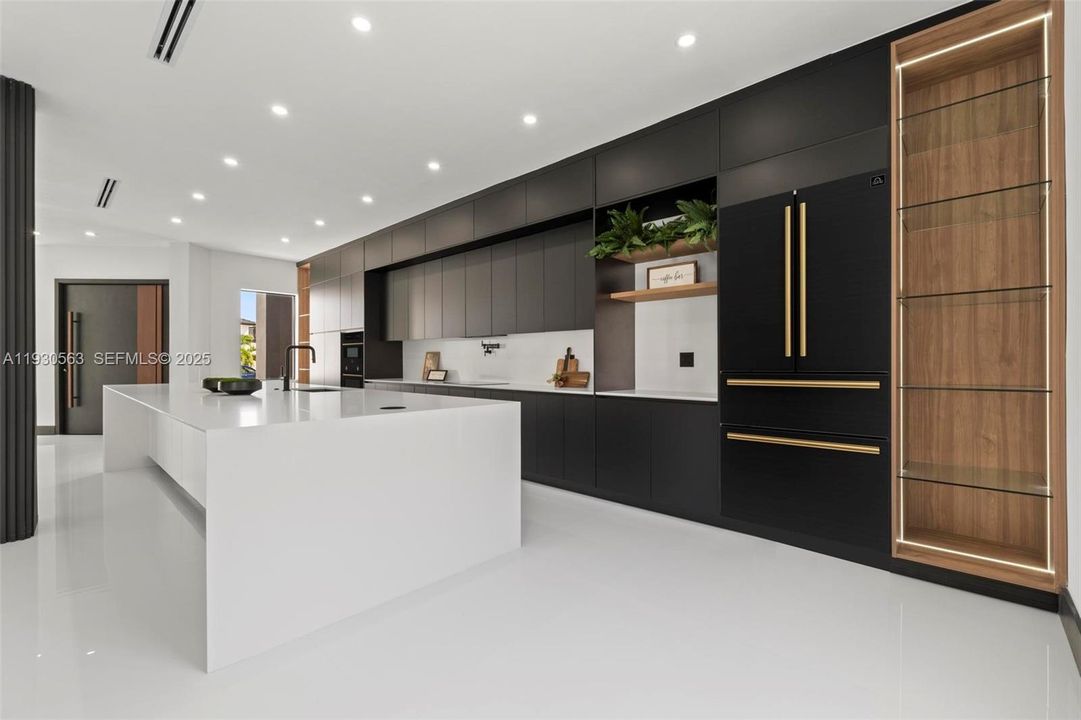 For Sale: $1,600,000 (5 beds, 6 baths, 2878 Square Feet)