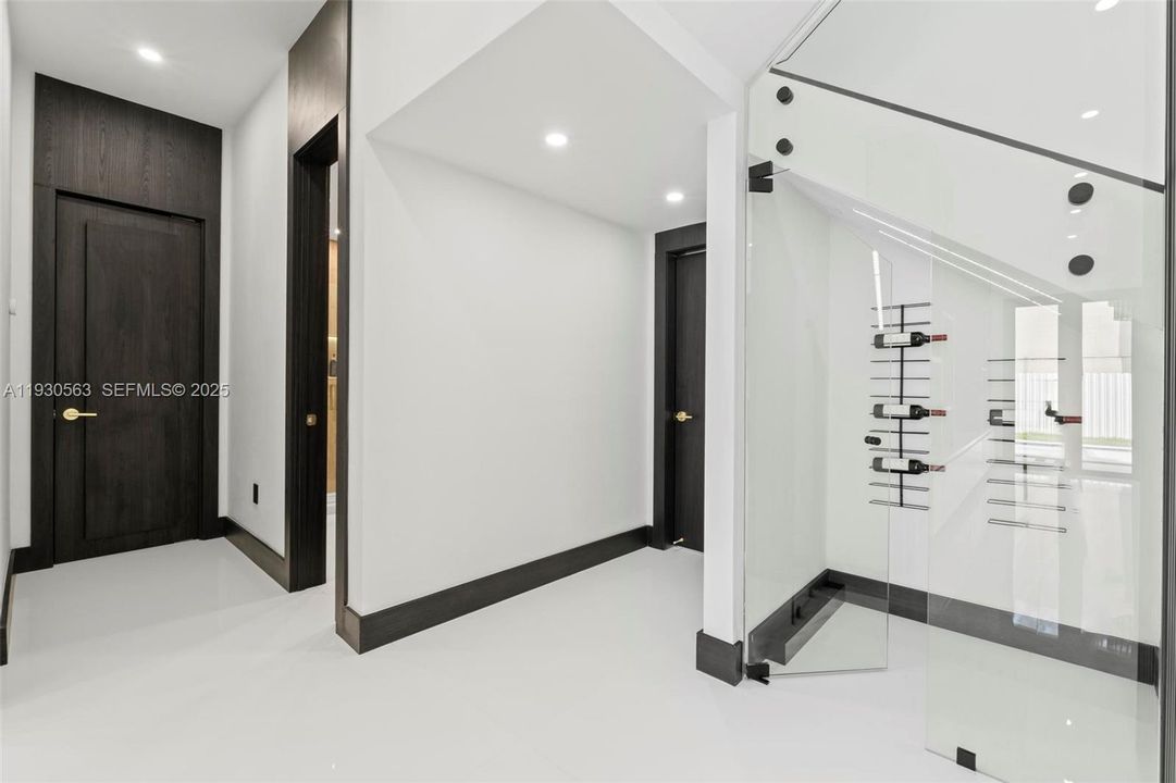 For Sale: $1,600,000 (5 beds, 6 baths, 2878 Square Feet)