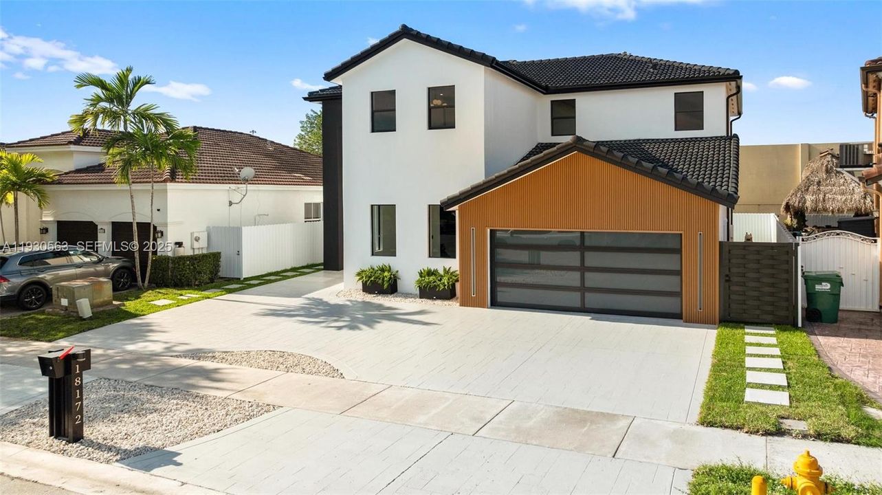 For Sale: $1,600,000 (5 beds, 6 baths, 2878 Square Feet)