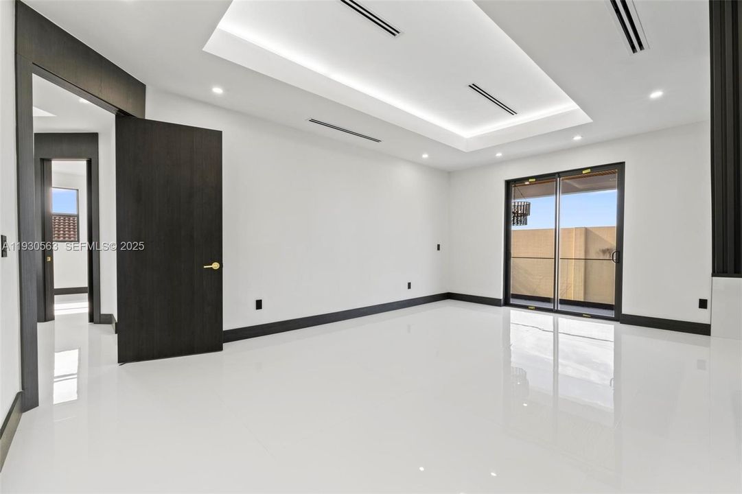 For Sale: $1,600,000 (5 beds, 6 baths, 2878 Square Feet)