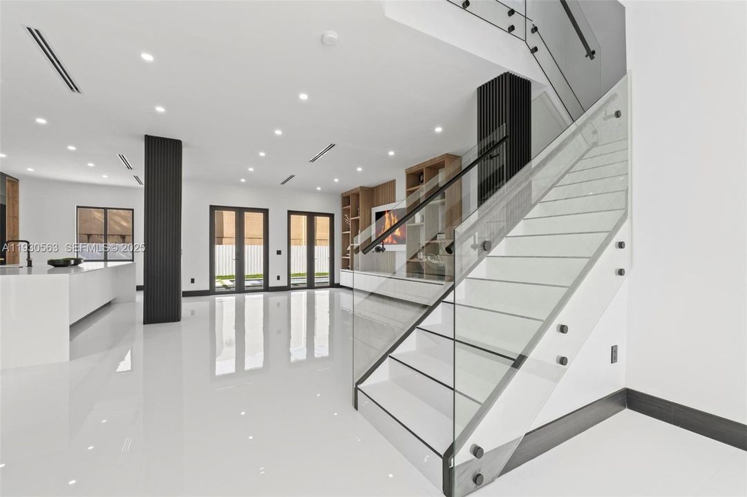 For Sale: $1,600,000 (5 beds, 6 baths, 2878 Square Feet)