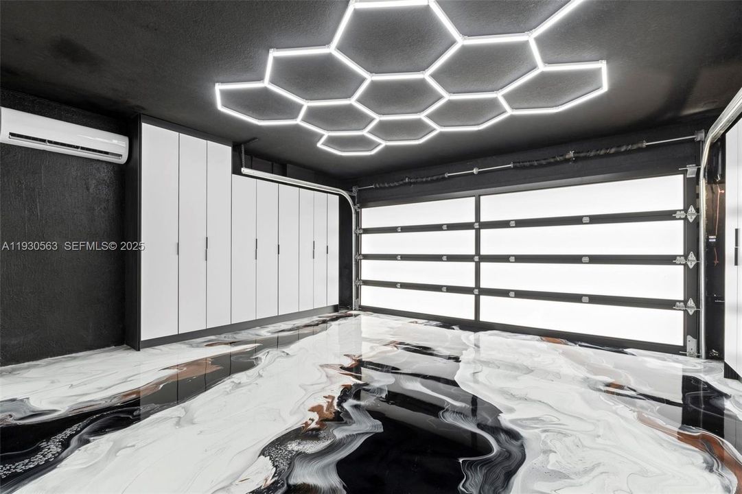 For Sale: $1,600,000 (5 beds, 6 baths, 2878 Square Feet)