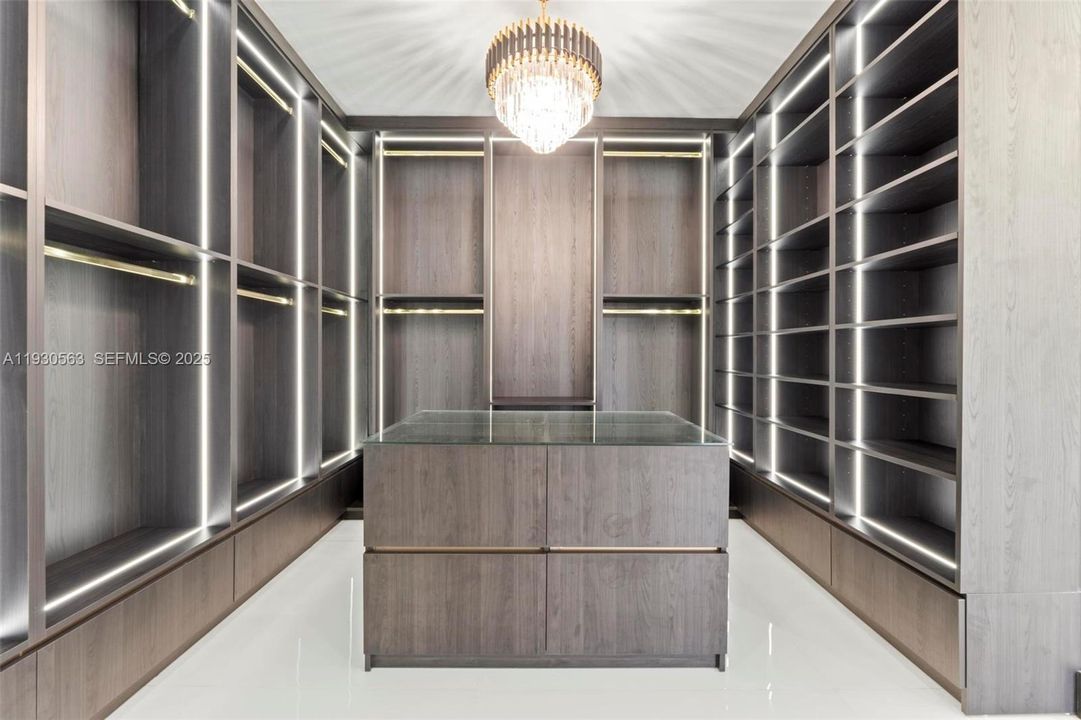 For Sale: $1,600,000 (5 beds, 6 baths, 2878 Square Feet)