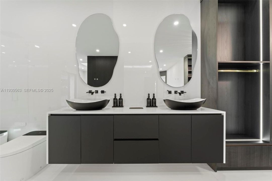 For Sale: $1,600,000 (5 beds, 6 baths, 2878 Square Feet)